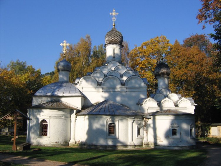 Храм Архангела Михаила в Архангельском зимой