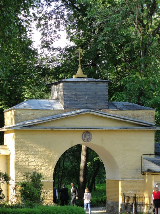 Церковь Михаила Архангела, Архангельское (Красногорский городской округ, Московская область). дополнительная информация, святые ворота