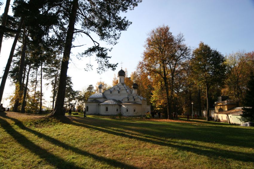 Архангельское. Церковь Михаила Архангела. общий вид в ландшафте, вид с восточной стороны