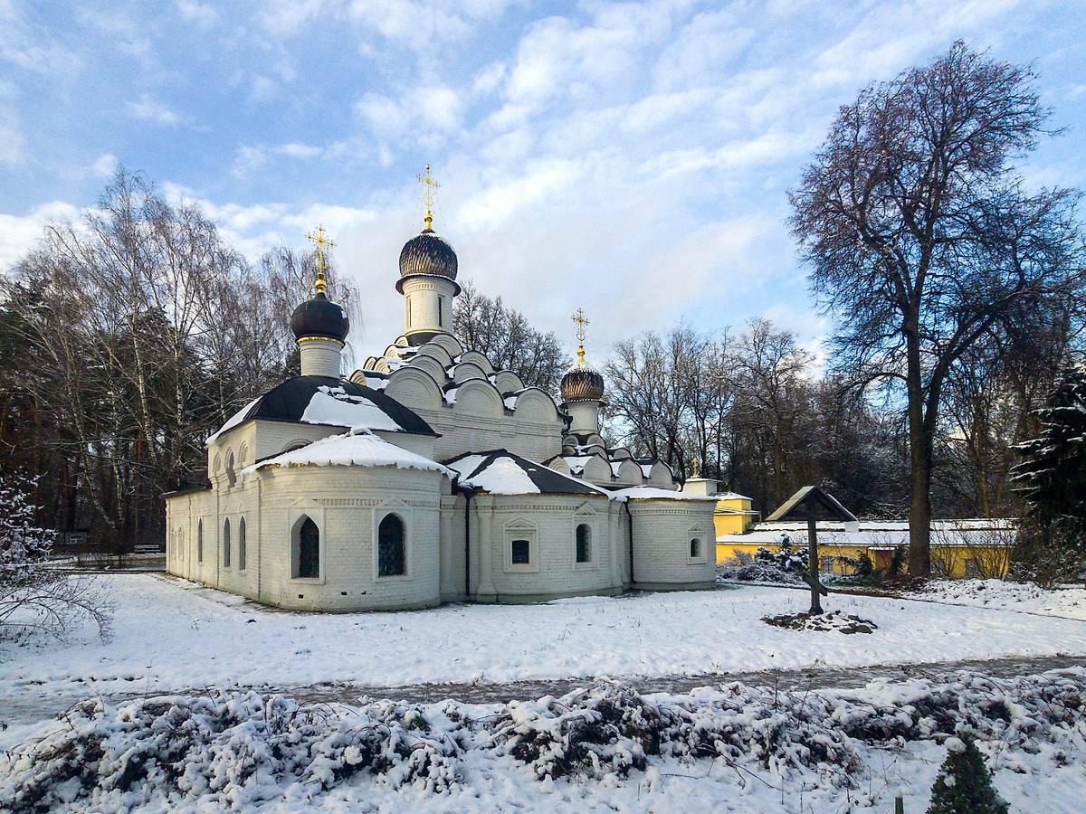 общий вид в ландшафте. Церковь Михаила Архангела, Архангельское (Красногорский городской округ, Московская область)