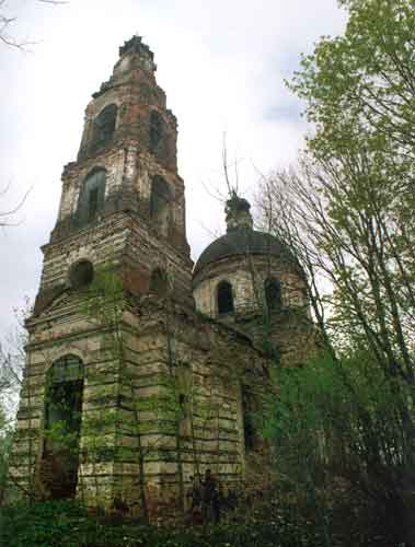 Церковь Воскресения Христова, Ладино (Новоржевский район, Псковская область). общий вид в ландшафте, Церковь возведена стараниями и на средства генерал-аншефа К.Б. Бороздина