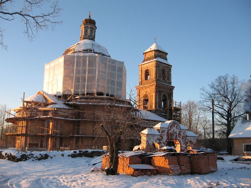 Столбушино. Церковь Успения Пресвятой Богородицы. документальные фотографии, С Божьей помощью храм восстанавливается.