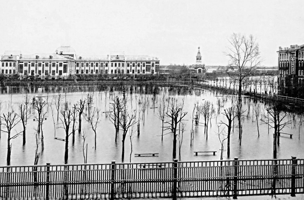 Церковь Ксении Петербургской, Орехово-Зуево (Орехово-Зуевский городской округ, Московская область). архивная фотография, На заднем плане правее центра. Вид от Зимнего театра, на переднем плане - сквер Барышникова, на заднем слева - Больничный комплекс Никольской мануфактуры, ист. https://pastvu.com/p/938728