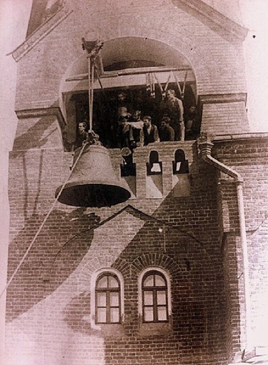 Орехово-Зуево. Церковь Рождества Пресвятой Богородицы. архивная фотография, Замена колокола