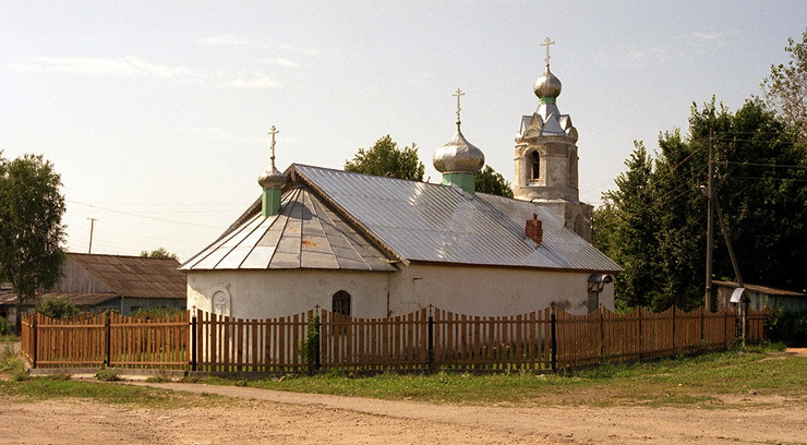 Церковь Николая Чудотворца, Волое (Кировский район, Калужская область). общий вид в ландшафте, Снято летом 2004 г.