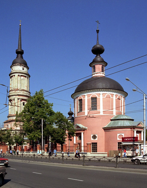 Калуга. Церковь Жён-мироносиц. общий вид в ландшафте, Снято август 2004