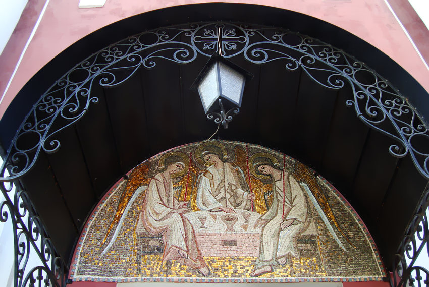 Церковь Усекновения главы Иоанна Предтечи, Калуга (Калуга, город, Калужская область). архитектурные детали, Мозаичная икона над входом на колокольню.