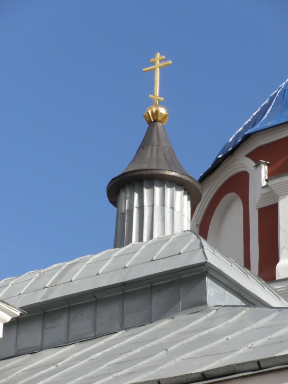 Церковь Усекновения главы Иоанна Предтечи, Калуга (Калуга, город, Калужская область). архитектурные детали, Завершение средней части храма