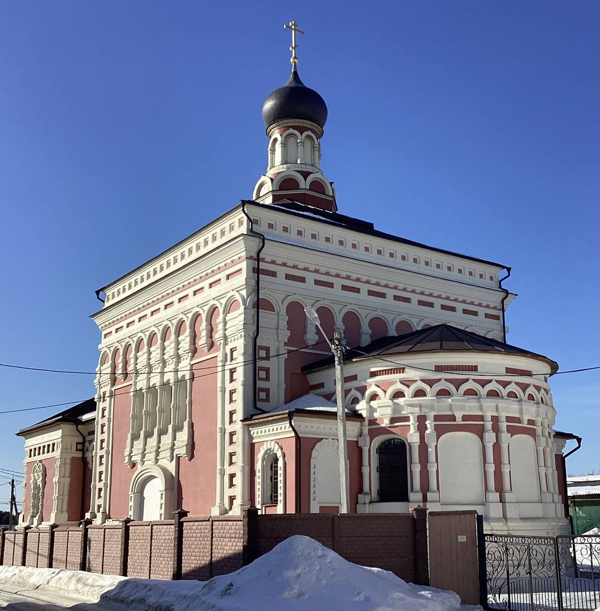 Вид с юго-востока, фасады. Церковь Трех святителей, Льва Толстого, село (Дзержинский район, Калужская область)