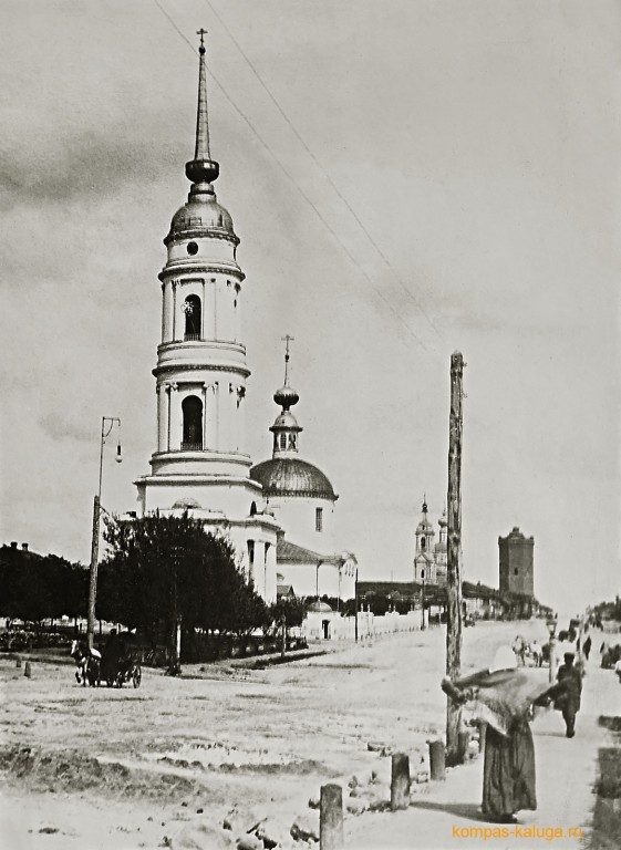 Церковь Жён-мироносиц, Калуга (Калуга, город, Калужская область). архивная фотография, Вид с запада: на переднем плане слева - церковь Жен-Мироносиц, на дальнем плане - Иоанновская церковь (источник - http://kompas-kaluga.ru/historyitem/11532/)