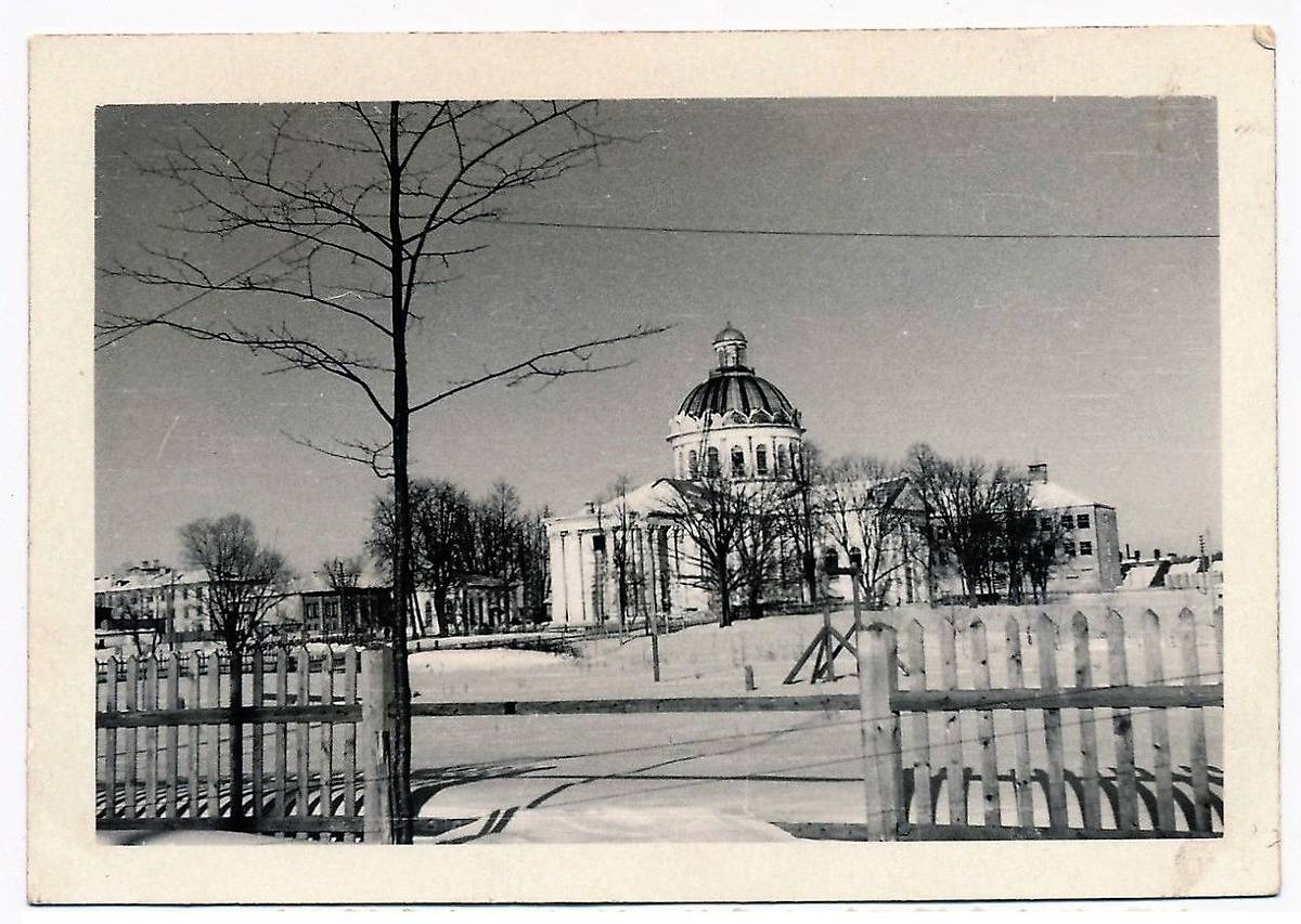 Вид с юго-западной стороны. Фото 1941 г. с аукциона e-bay.de, архивная фотография. Церковь Казанской иконы Божией Матери, Людиново (Людиновский район, Калужская область)
