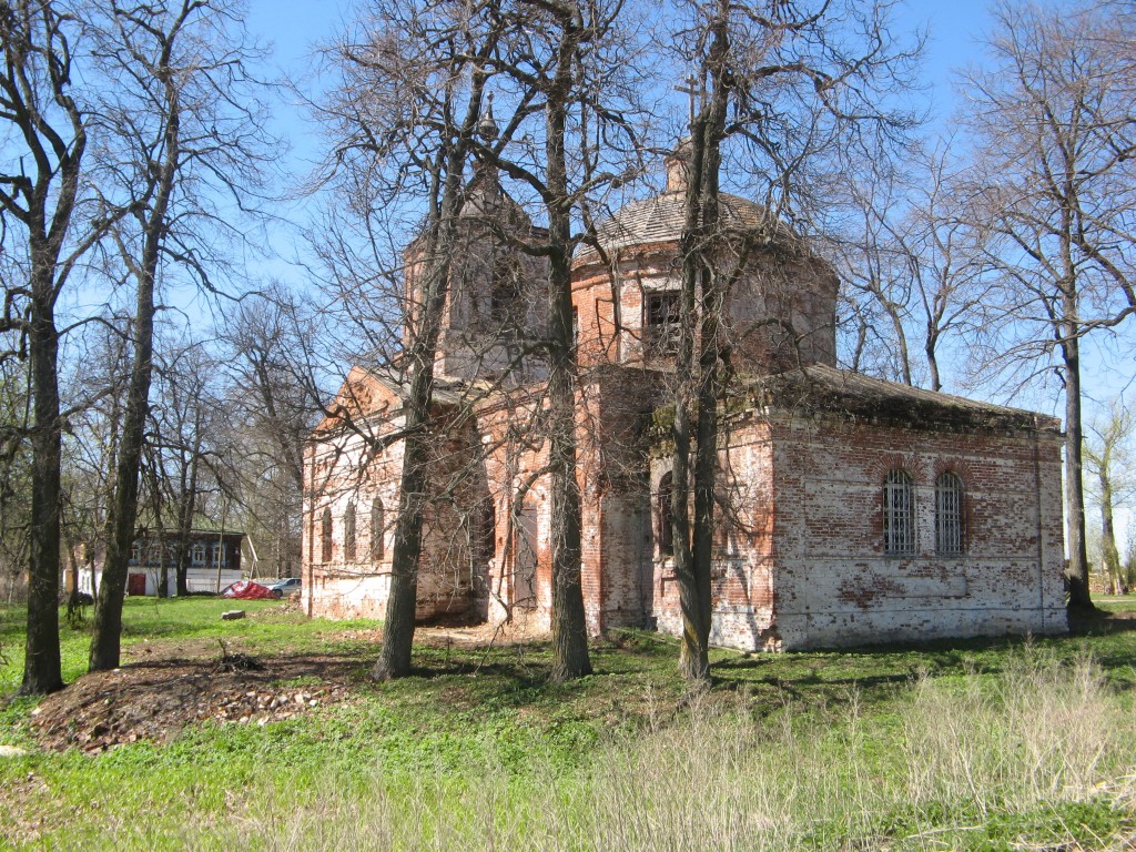 Церковь Покрова Пресвятой Богородицы, Алепино (Собинский район, Владимирская область). фасады, Алепино. Церковь Покрова Пресвятой Богородицы. Слева на втором плане дом писателя В.А. Солоухина