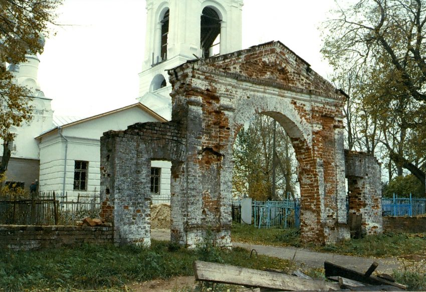 Церковь Михаила Архангела, Бабаево (Собинский район, Владимирская область). дополнительная информация, северные святые врата ограды.северный  северо-восточный фасад.