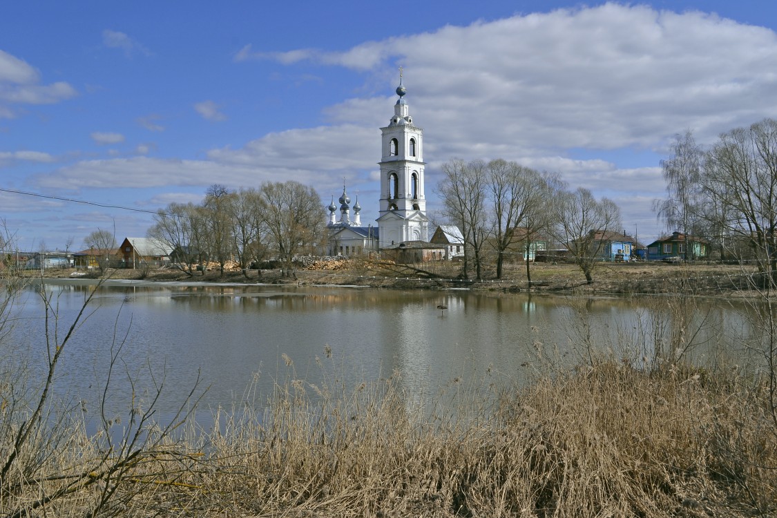 Бабаево. Церковь Михаила Архангела. общий вид в ландшафте
