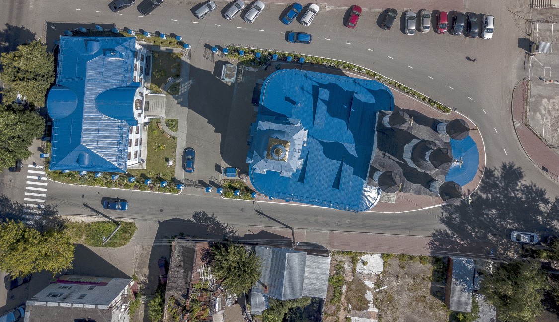 Церковь Успения Пресвятой Богородицы, Калуга (Калуга, город, Калужская область). архитектурные детали, Видно заметное смещение колокольни от главной оси (восток-запад) храма