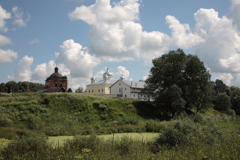 Георгиевский монастырь, Искра (Мещовский район, Калужская область). общий вид в ландшафте