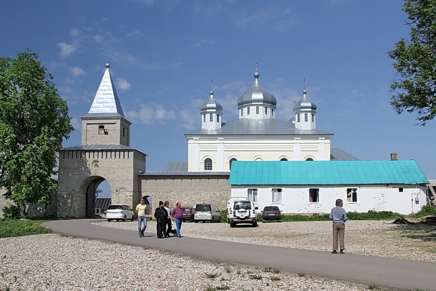 Георгиевский монастырь, Искра (Мещовский район, Калужская область). общий вид в ландшафте