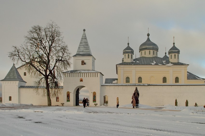 Георгиевский монастырь, Искра (Мещовский район, Калужская область). общий вид в ландшафте