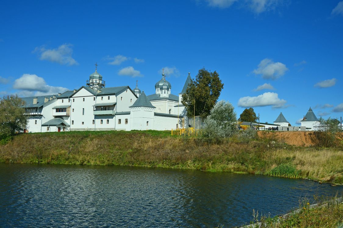 Георгиевский монастырь, Искра (Мещовский район, Калужская область). общий вид в ландшафте