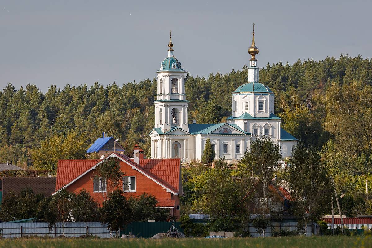 общий вид в ландшафте. Церковь Рождества Пресвятой Богородицы в Роще, Боровск (Боровский район, Калужская область)