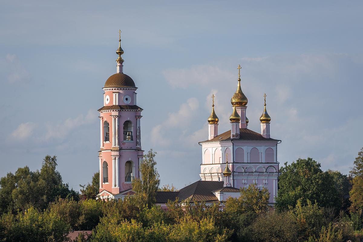 общий вид в ландшафте. Церковь Бориса и Глеба, Боровск (Боровский район, Калужская область)