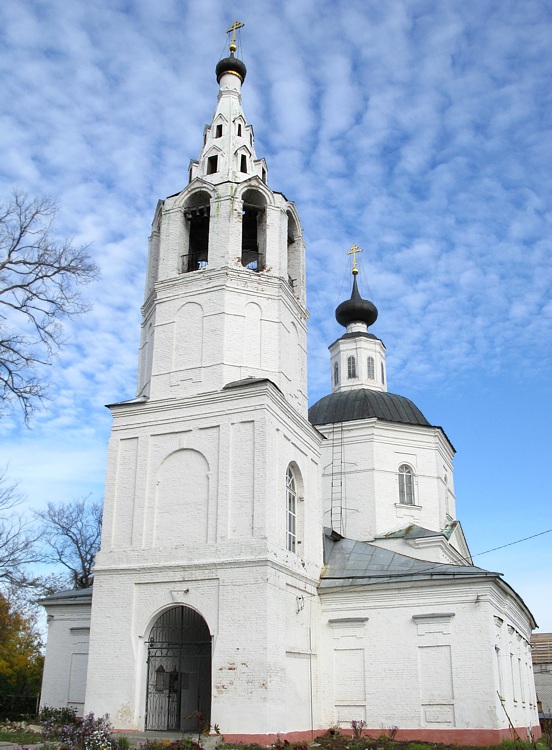 Церковь Михаила Архангела в Красном селе, Владимир (Владимир, город, Владимирская область). фасады, Это вид на церковь Архангела Михаила изнутри церковной ограды.