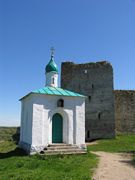 Часовня Корсунской иконы Божией Матери, Вид на часовню и Талавскую башню<br>, Изборск, Печорский район, Псковская область