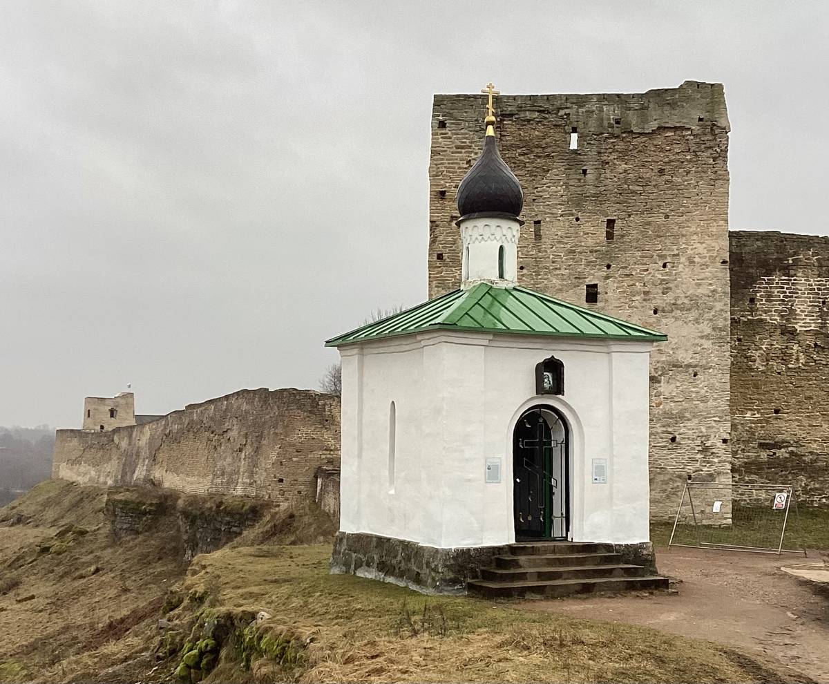 Вид с северо-запада, фасады. Часовня Корсунской иконы Божией Матери, Изборск (Печорский район, Псковская область)