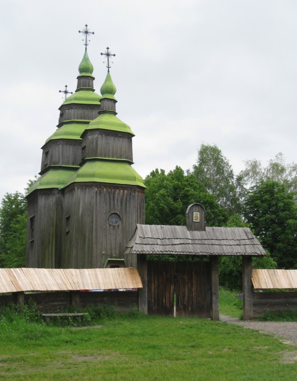 Церковь Параскевы Пятницы из с. Зарубинцы, Пирогово (Голосеевский район, Украина, г. Киев). общий вид в ландшафте