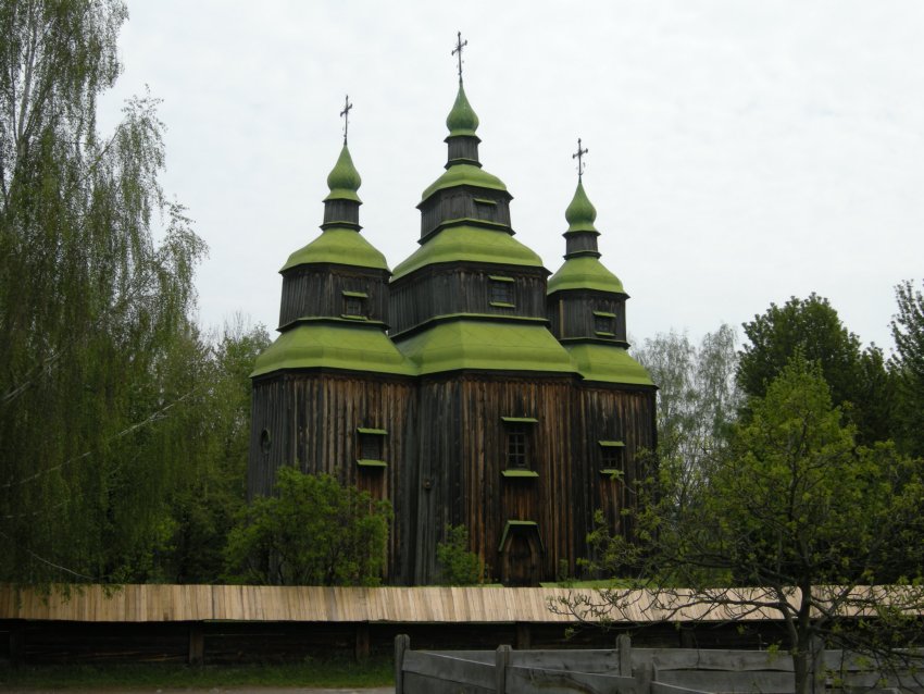 Пирогово. Церковь Параскевы Пятницы из с. Зарубинцы. общий вид в ландшафте