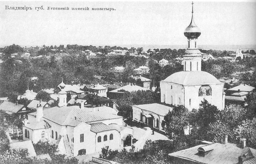 Казанская церковь слева. Начало XX века., архивная фотография. Княгинин женский монастырь. Церковь Казанской иконы Божией Матери, Владимир (Владимир, город, Владимирская область)