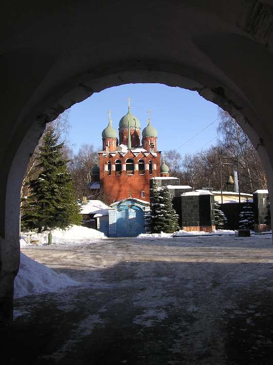 Советский район. Церковь Успения Пресвятой Богородицы на новом Бугровском кладбище. общий вид в ландшафте