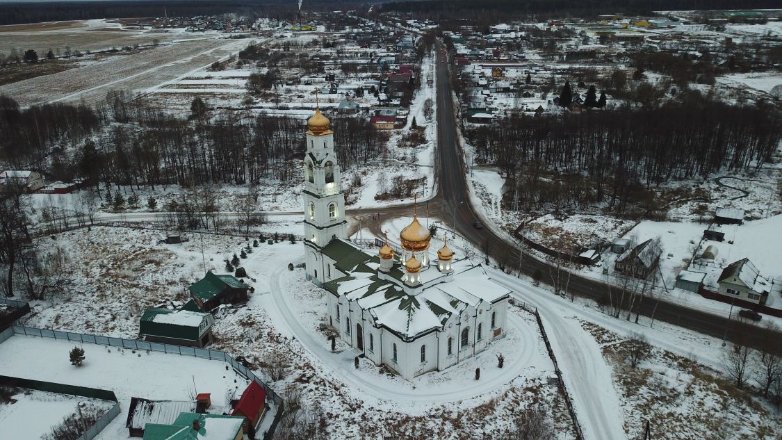 Церковь Николая Чудотворца, Середниково (Шатурский городской округ и г. Рошаль, Московская область). общий вид в ландшафте