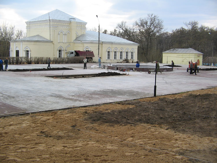 Собор Воскресения Христова, Руза (Рузский городской округ, Московская область). общий вид в ландшафте, В настоящее время (04.05.2005) возле собора производится реконструкция площади.