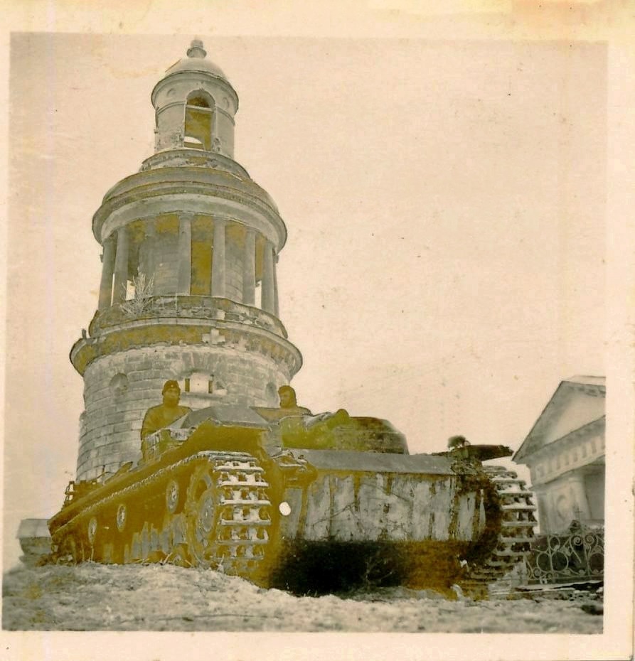 Колокольня незадолго до подрыва. Фото 1941 г. с аукциона e-bay.de, архивная фотография. Церковь Николая Чудотворца, Никольское (Никольского с/о - бывш. Никольское-Гагарино) (Рузский городской округ, Московская область)