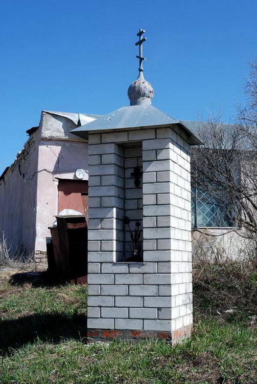 Церковь Николая Чудотворца, Ославское (Суздальский район, Владимирская область). дополнительная информация, столб-часовня стоящая недалеко от храма.построена в 2010г.западный фасад