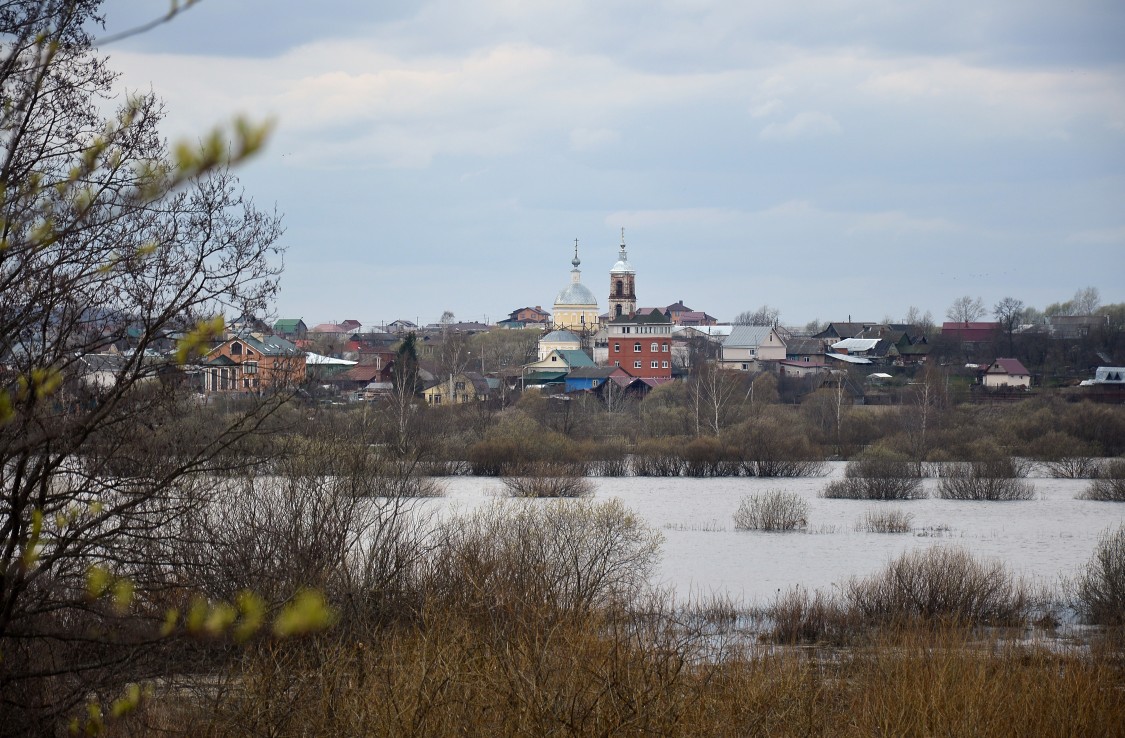 Церковь Николая Чудотворца, Ославское (Суздальский район, Владимирская область). общий вид в ландшафте, вид на село и храм в период разлива реки Нерль