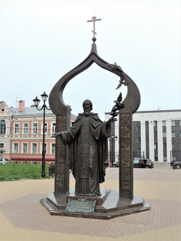 Церковь Вознесения Господня на Ильинке, Нижегородский район (Нижний Новгород, город, Нижегородская область). дополнительная информация, Памятник Сергию радонежскому у церкви Вознесения Господня
