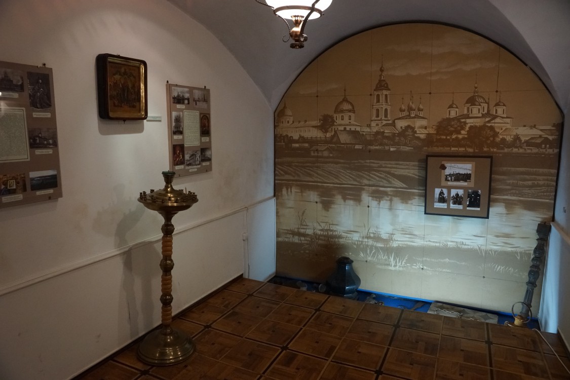 Часовня Тихвинской иконы Божией Матери подворья Мологского Афанасьевского монастыря, Рыбинск (Рыбинск, город, Ярославская область). интерьер и убранство, В зале музея, посвящённом затопленным монастырям, оборудована часовня