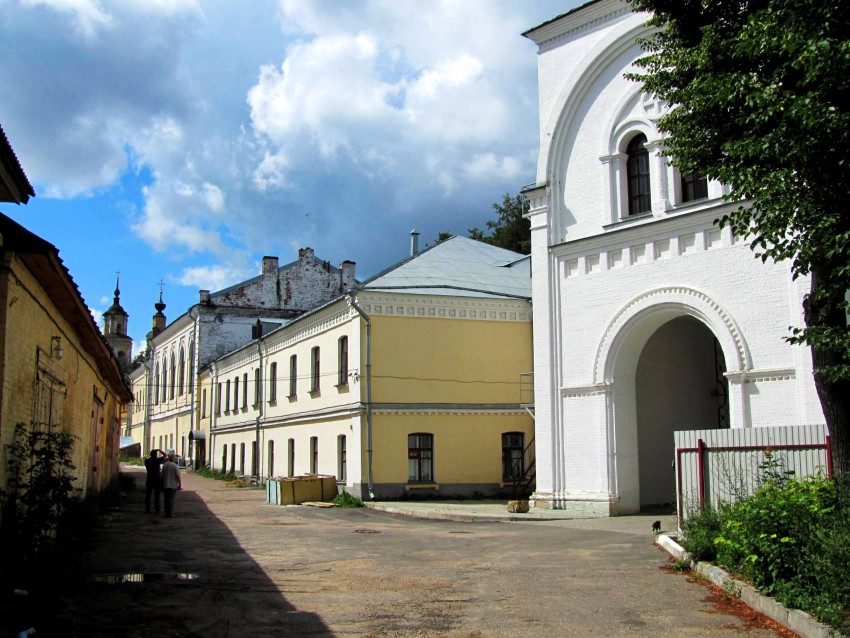Богородице-Рождественский мужской монастырь, Владимир (Владимир, город, Владимирская область). фасады, В юго-восточной части монастыря. Слева - больничный корпус, справа - колокольня с церковью Александра Невского