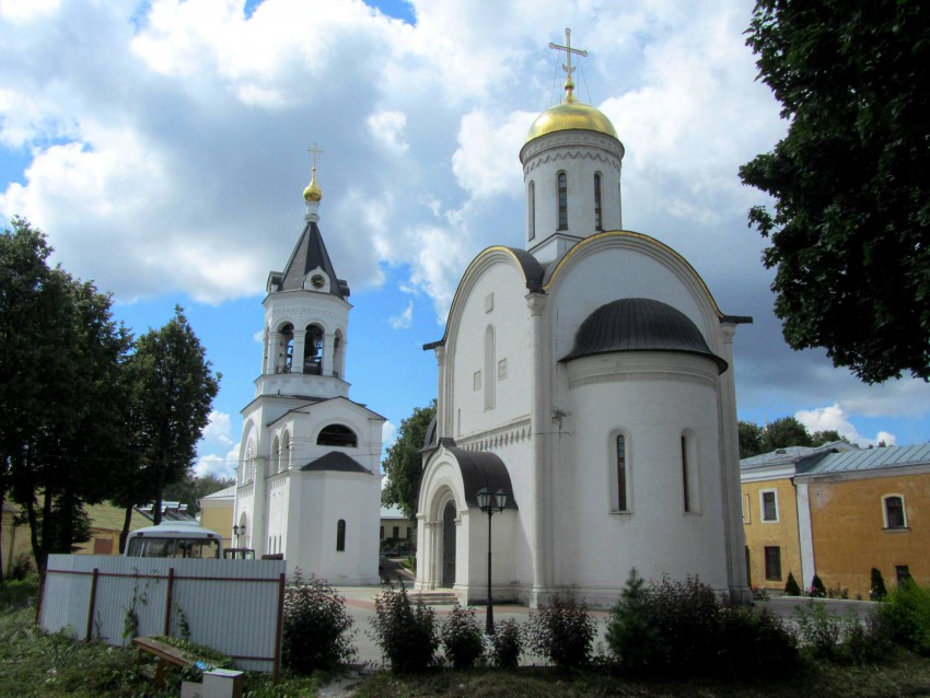 Владимир. Богородице-Рождественский мужской монастырь. фасады, В восточной части монастыря. Колокольня с церковью Александра Невского и Богородице-Рождественский собор. Справа - стены Келейного корпуса.