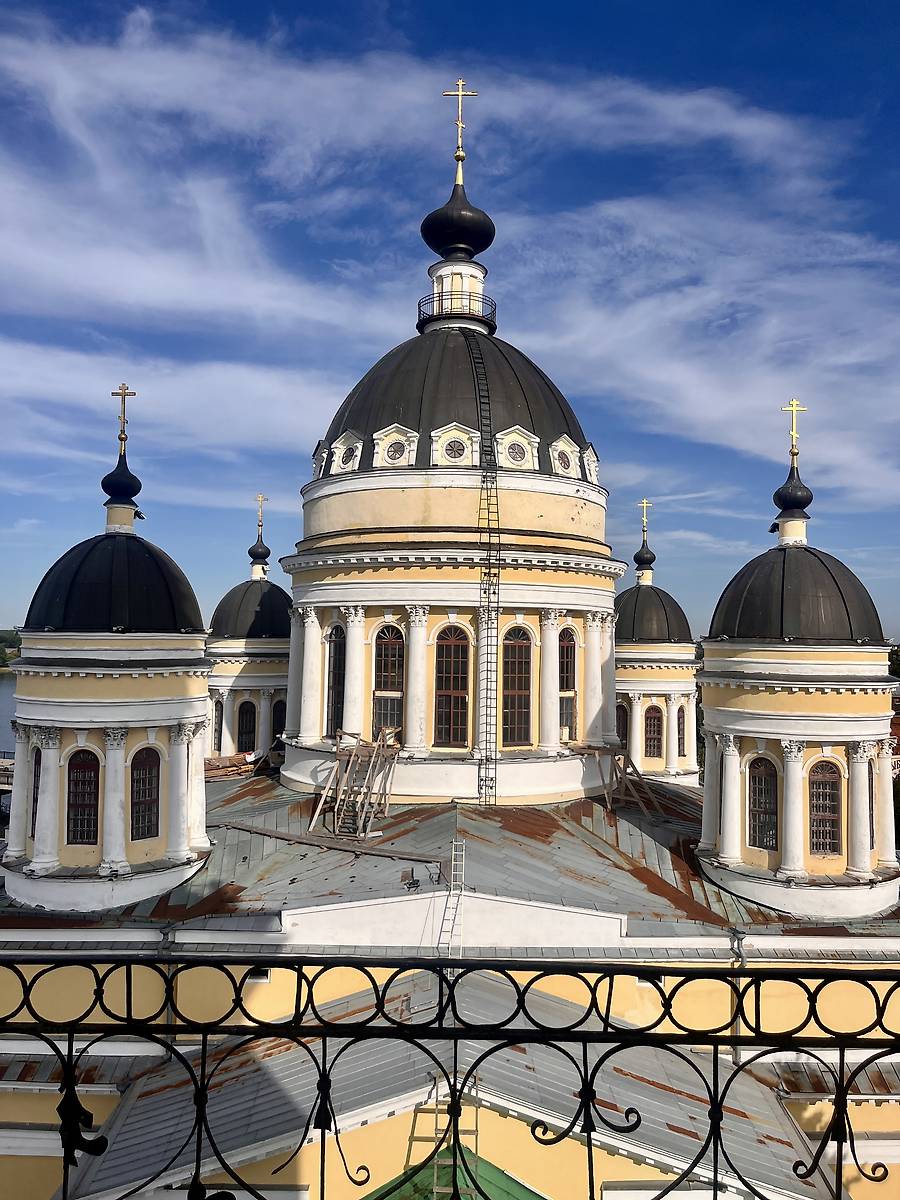 Купола собора (вид с колокольни), архитектурные детали. Кафедральный собор Преображения Господня, Рыбинск (Рыбинск, город, Ярославская область)