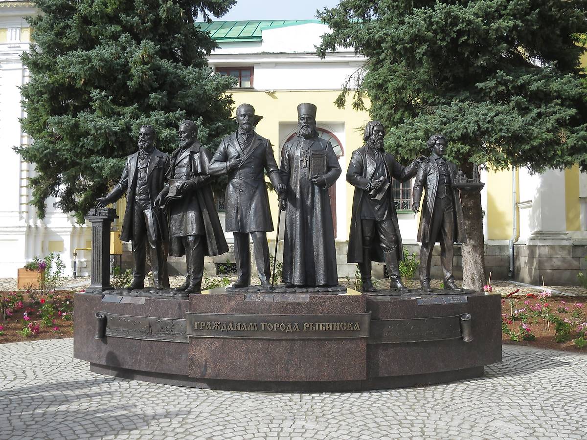 Памятник "Гражданам города Рыбинска" (2026 г.) возле храма. Справа - купец И. А. Миклютин и его сын А.И. Миклютин, руководившие строительством Спасо-Преображенского собора. Рядом с ними протоиерей М.И. Гомилевский,  настоятель первого собора в 1807-1830 гг., автор книги "Описание города Рыбинска" (1837 г.), дополнительная информация. Кафедральный собор Преображения Господня, Рыбинск (Рыбинск, город, Ярославская область)