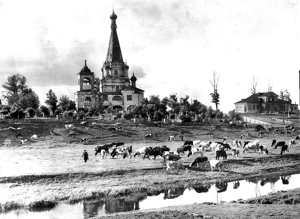 Фото 1947-1950-х гг. Из личной интернет-коллекции., архивная фотография. Церковь Покрова Пресвятой Богородицы в Медведкове, Южное Медведково (Северо-Восточный административный округ (СВАО), г. Москва)