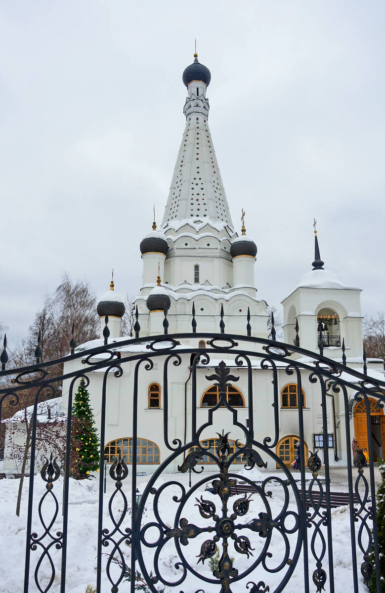 Церковь Покрова Пресвятой Богородицы в Медведкове, Южное Медведково (Северо-Восточный административный округ (СВАО), г. Москва). дополнительная информация, Фрагмент церковной ограды.