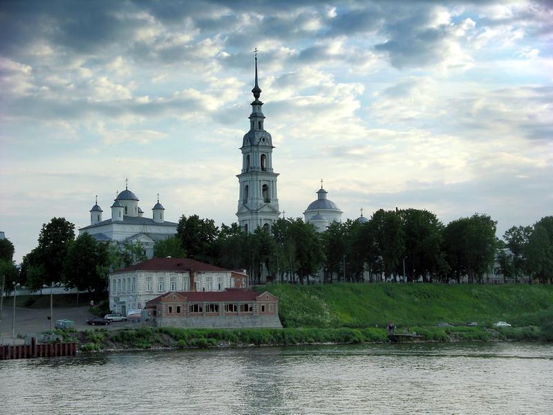 Кинешма. Ансамбль соборов Успения Пресвятой Богородицы и Троицы Живоначальной. общий вид в ландшафте, Вид с корабля.