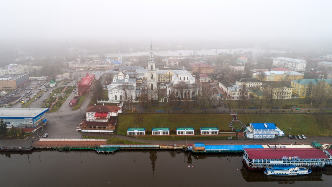 Храмовый комплекс. Соборы Успения Пресвятой Богородицы и Троицы Живоначальной, Кинешма (Кинешемский район, Ивановская область). общий вид в ландшафте