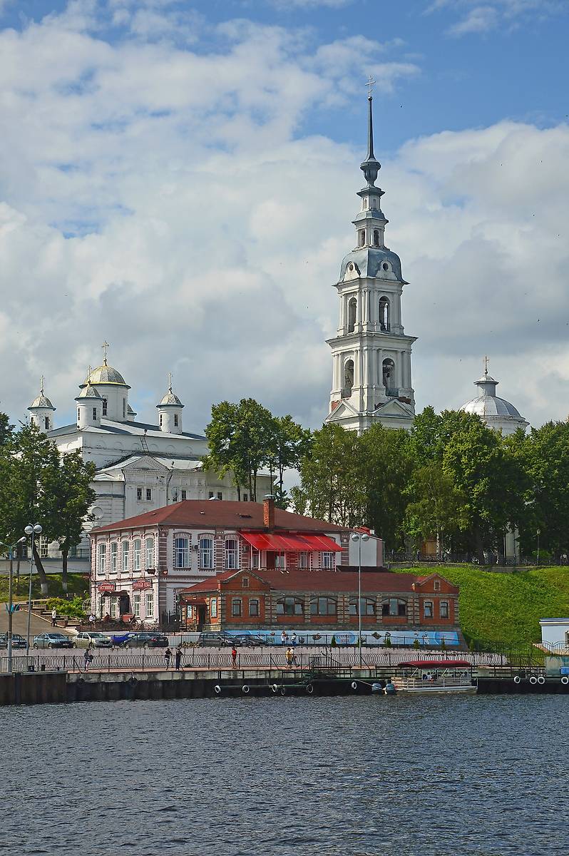 общий вид в ландшафте. Храмовый комплекс. Соборы Успения Пресвятой Богородицы и Троицы Живоначальной, Кинешма (Кинешемский район, Ивановская область)