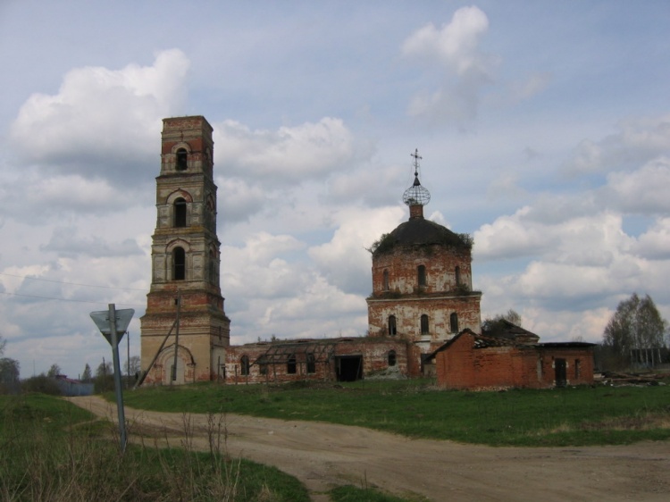 Пушкино. Церковь Успения Пресвятой Богородицы. общий вид в ландшафте