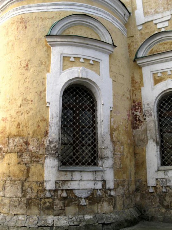 Церковь Георгия Победоносца, Владимир (Владимир, город, Владимирская область). архитектурные детали, оконный наличник алтарной апсиды главного объёма.